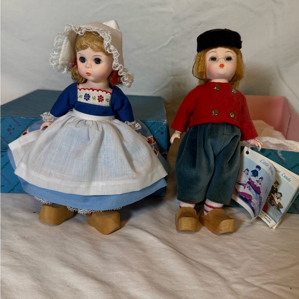 Madame Alexander Netherlands Boy(577) & Girl (591) Dolls in Blue and Red Outfits